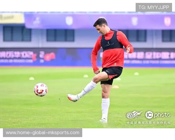 中超蓉城费利佩头球训练更精准，展现技术与毅力的完美结合