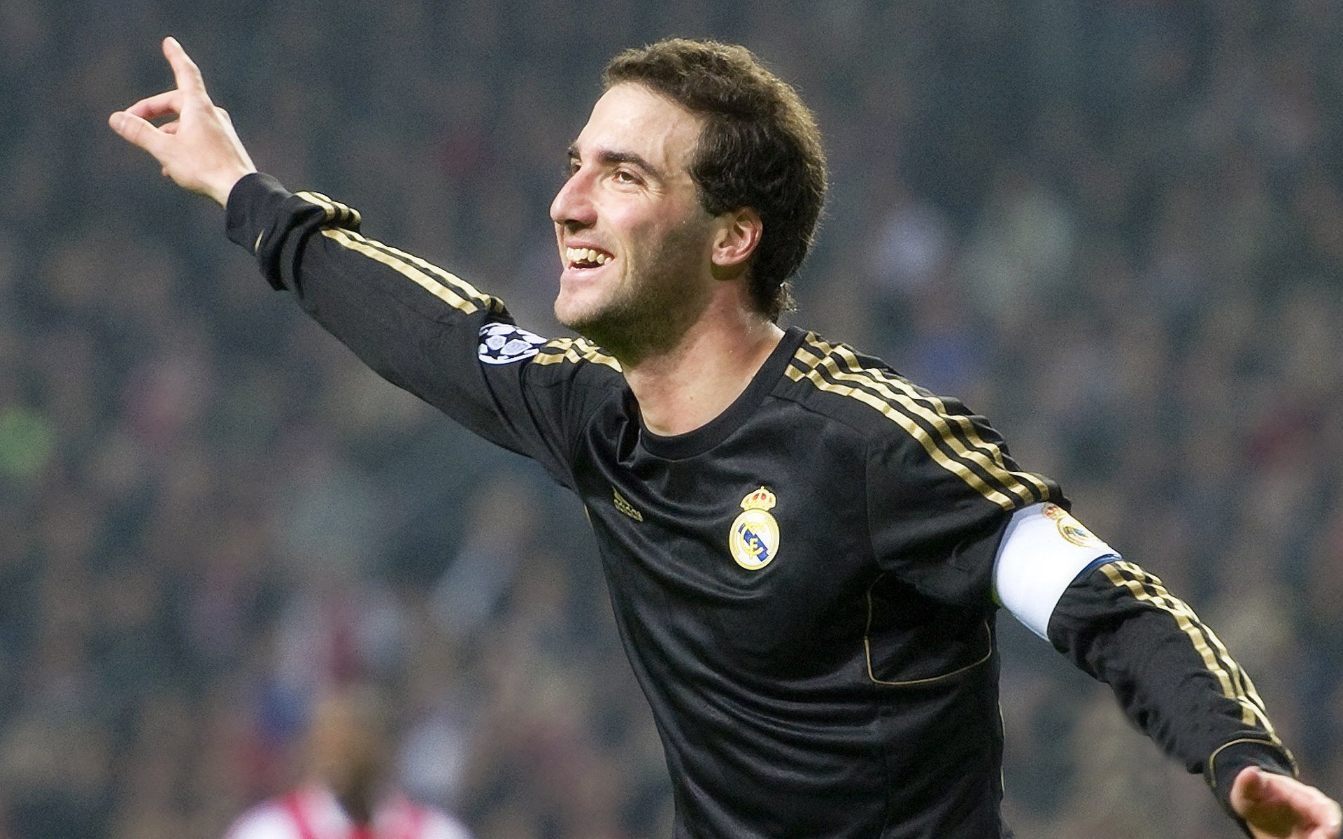 男子中长距离稳步前行，中长距离跑的动作要领